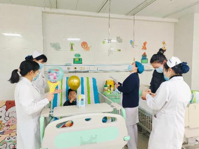 儿科病房里的元旦温情丨花灯照亮童心，关爱驱散病痛